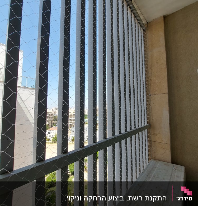 רשת מתכת למניעת כניסת יונים במרפסת